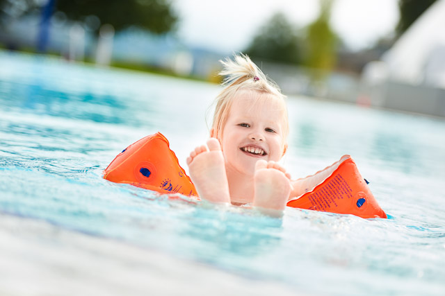 Foto von einem Kind mit Scwimmflügeln im Freibad Konstanz