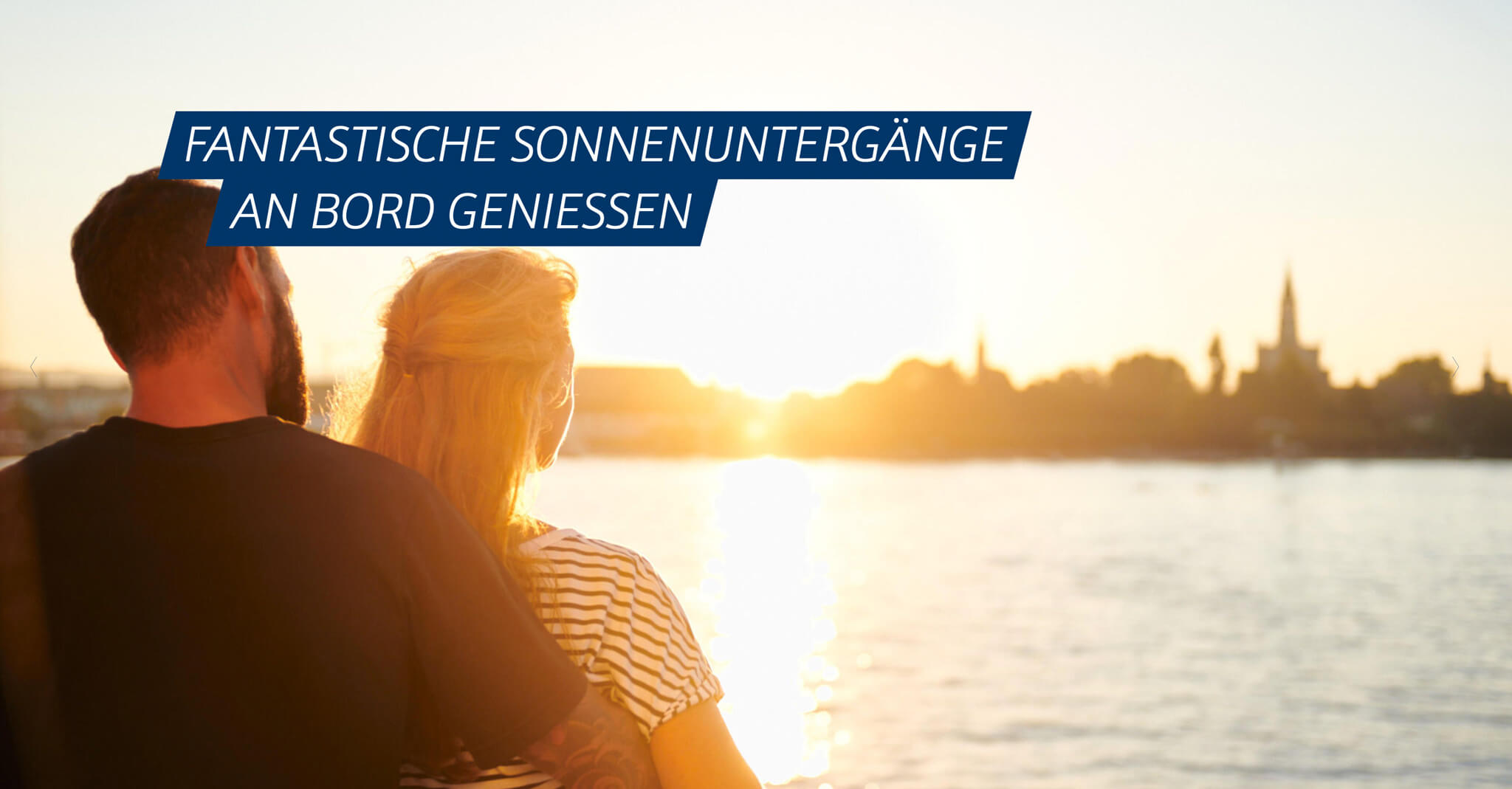 Fotograf für die Bodensee Schiffahrt. Foto Eines Paar auf einem Schiff der BSB das dem Sonnenuntergang in Richtung Konstanz entgegen fährt.
