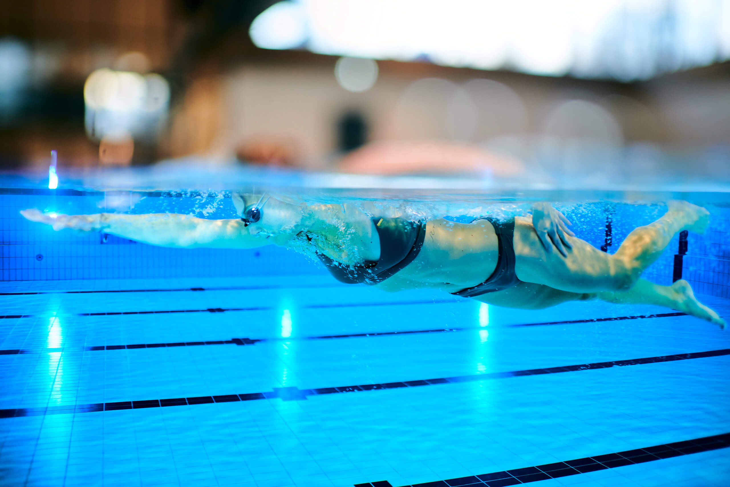 Unterwasser Foto einer Sportschwimmerin im Schwaketenbad Konstanz Fotogaf Bjørn Jansen